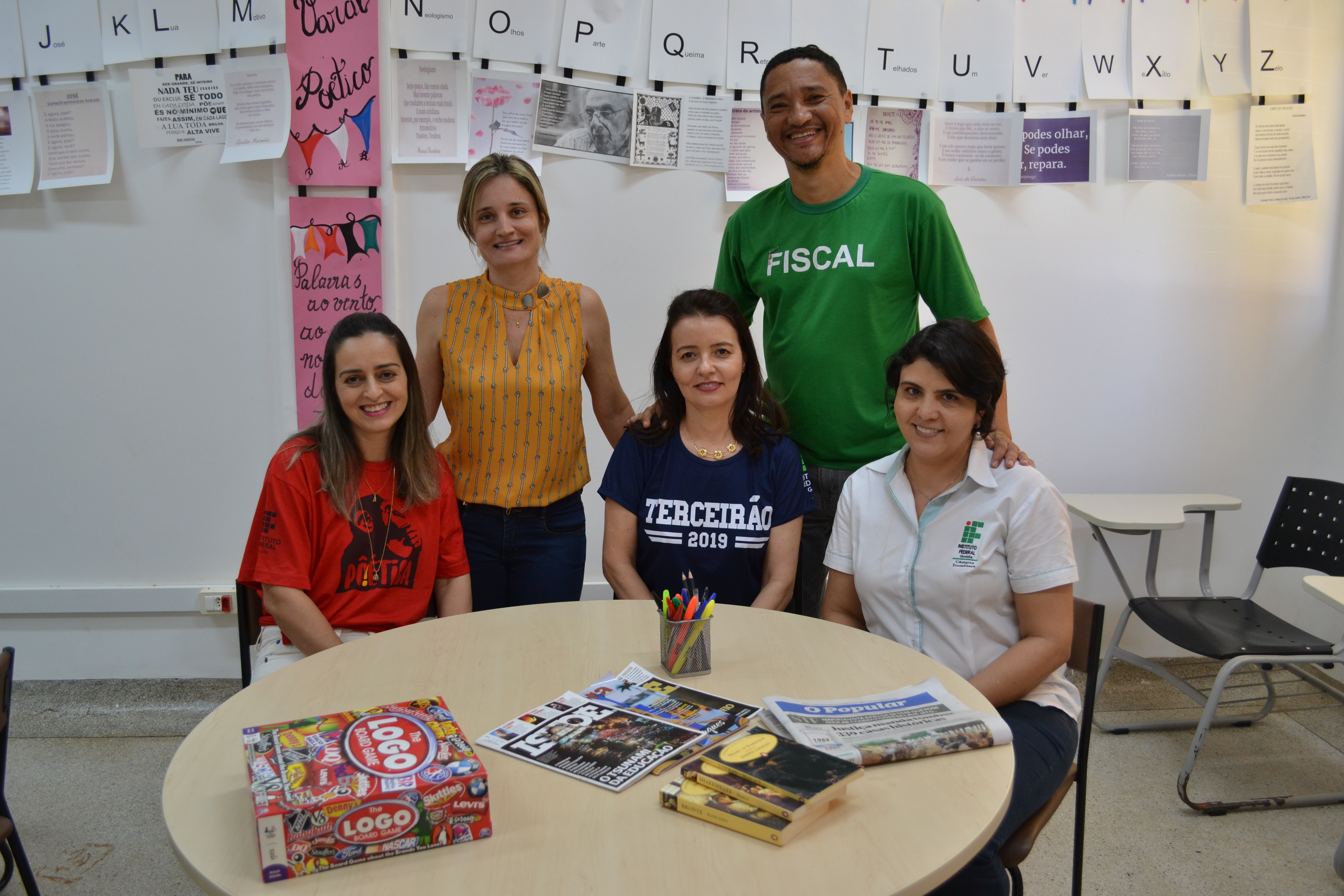 Professoras de linguagens junto à diretora-geral e ao chefe de departamento